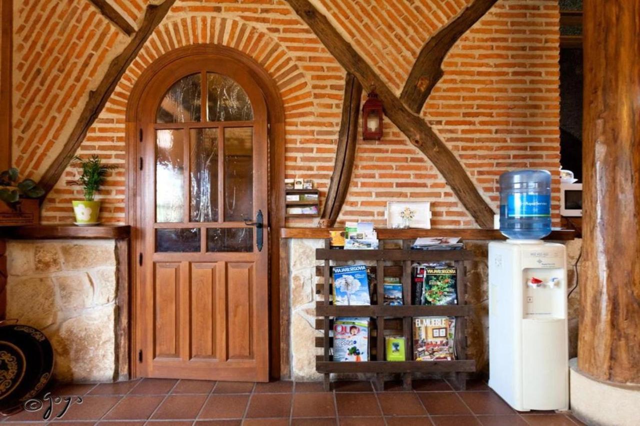 El Camino Real Pension Villovela de Pirón Buitenkant foto
